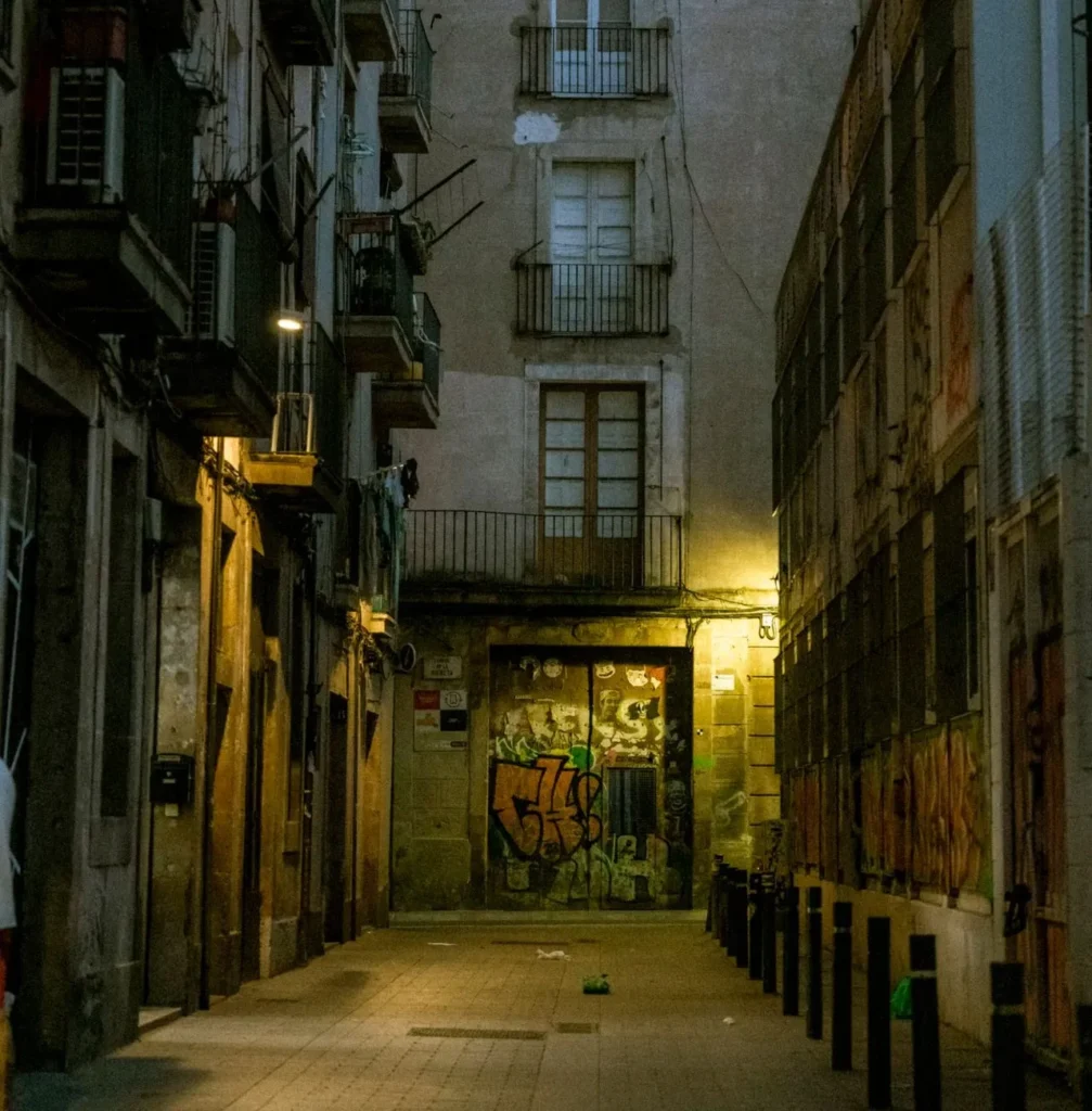 Wat te doen in Barcelona? steegje in het donker ghost tour