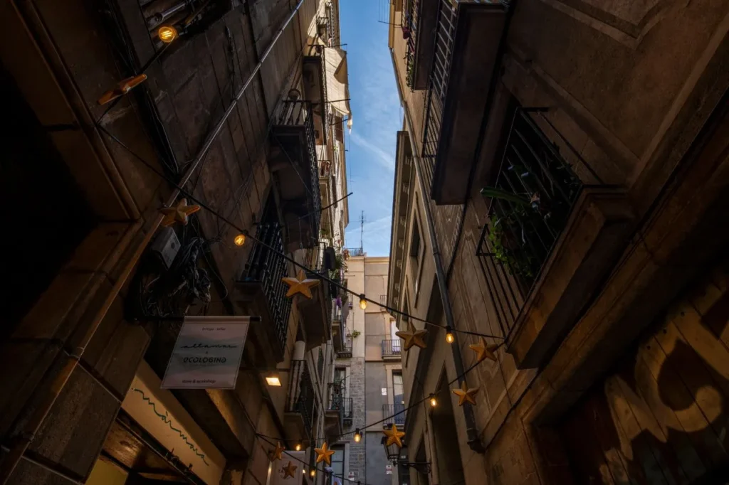 Kerst in Barcelona blauwe lucht en versierd steegje